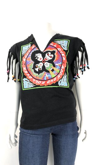 T-shirt med fransar och pärlor