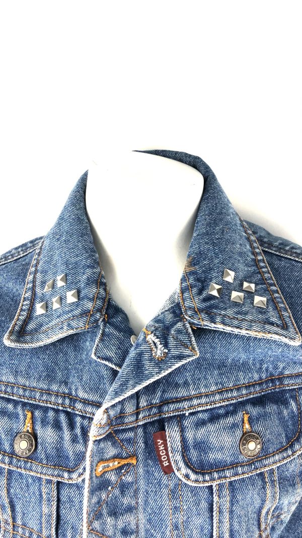 Jeansjacka med broderade tygmärken - Bild 4