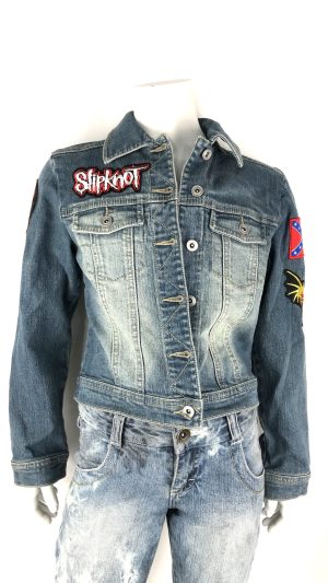 Jeansjacka med tygmärken