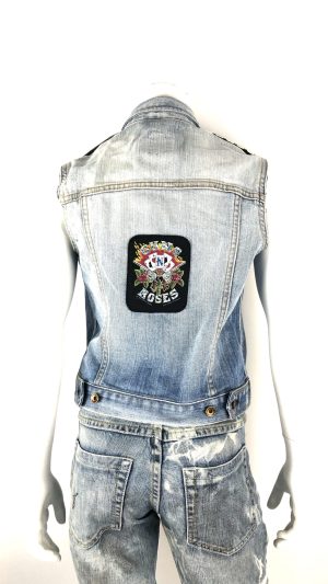 Jeansväst med nitar och Guns n rosestygmärke