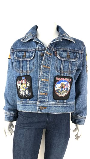Jeansjacka med broderade tygmärken