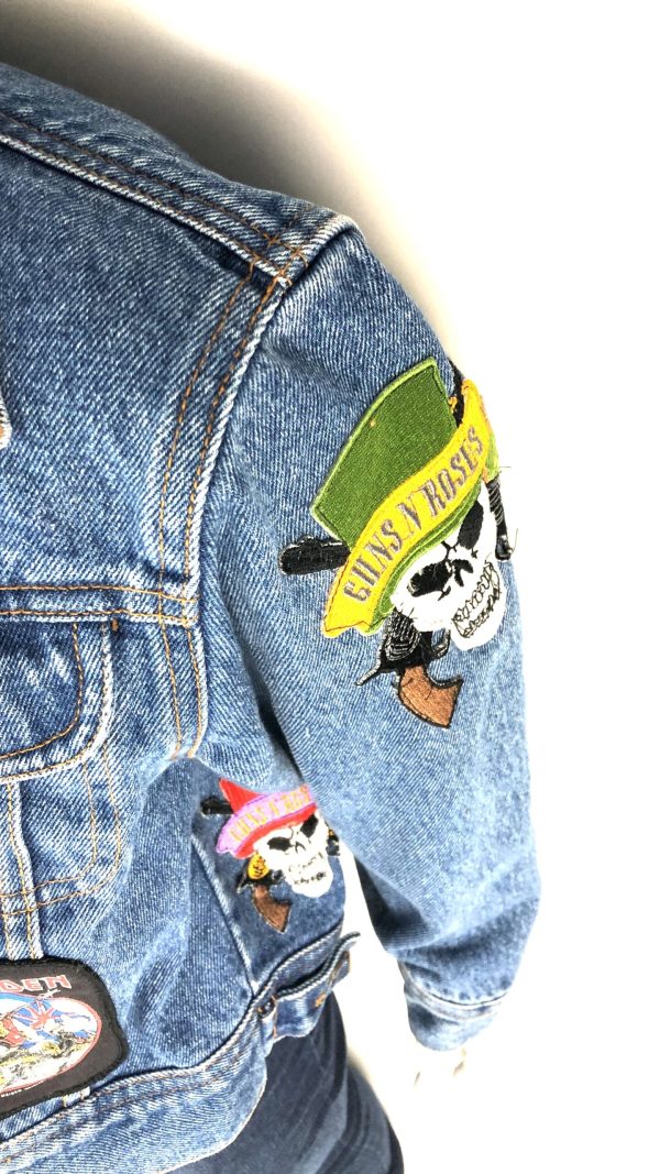Jeansjacka med broderade tygmärken - Bild 3