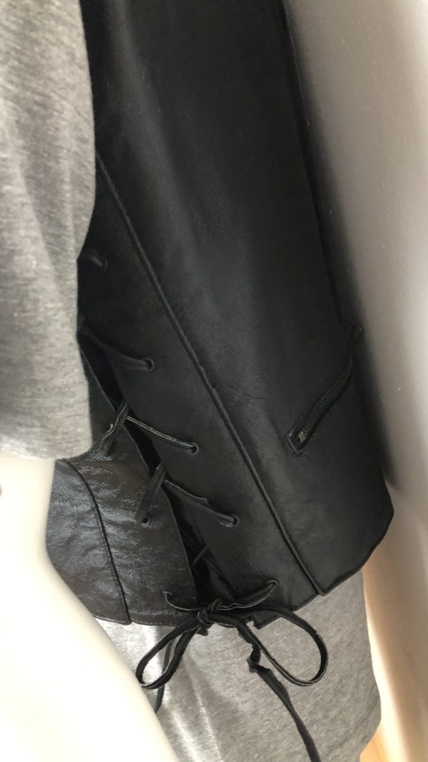 SKINNVÄST MED MÄRKEN OCH SNÖRNING I SIDOR  STL M - Bild 3