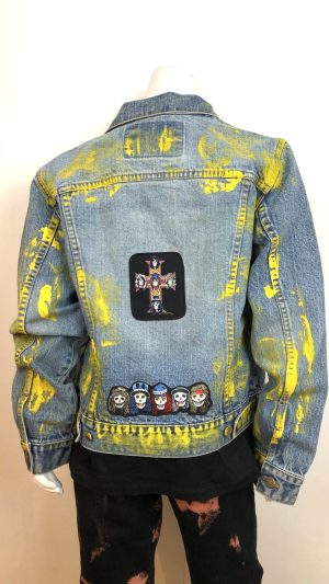 JEANSJACKA GUNS N ROSES MED NITAR OCH MÄRKEN 170 CL