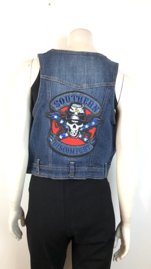 JEANSVÄST MED NITAR OCH BACKPATCHES