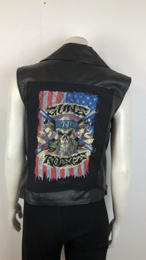 VÄST I KONSTSKINN MED GUNS N ROSES TYGMÄRKE BAK 40