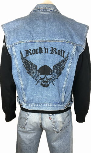 JEANSVÄST MED TUFFT TRYCK BAK STL L/XL